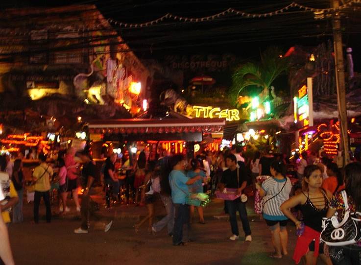 Красная улица пхукет. Патонг Бангла роуд. Bangla Road Пхукет. Улица Бангла роуд на Пхукете. Бангла роуд Пхукет фото.