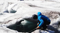 EXPERIENCE THE ATHABASCA GLACIER