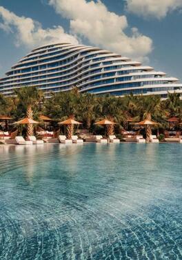 Stay at the luxurious Jumeirah Marsa Al Arab in Dubai!