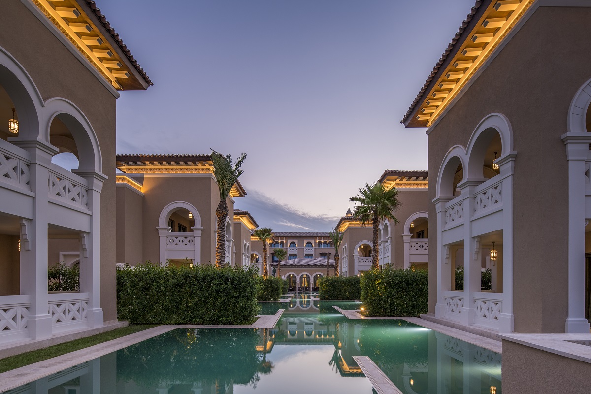 Spend the extended bank holiday in an ultra luxury villa in Abu Dhabi with your friends on all inclusive!