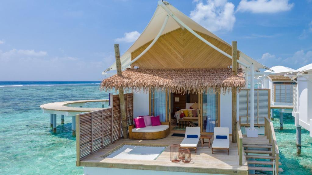 QUICK BOOK! Save 40% and free upgrade to Premium All Inclusive on this last minute Maldives offer!