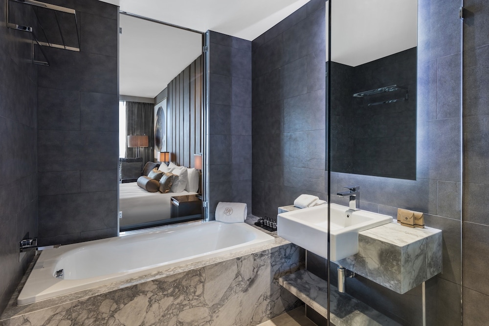 Deep Soaking Bathtub