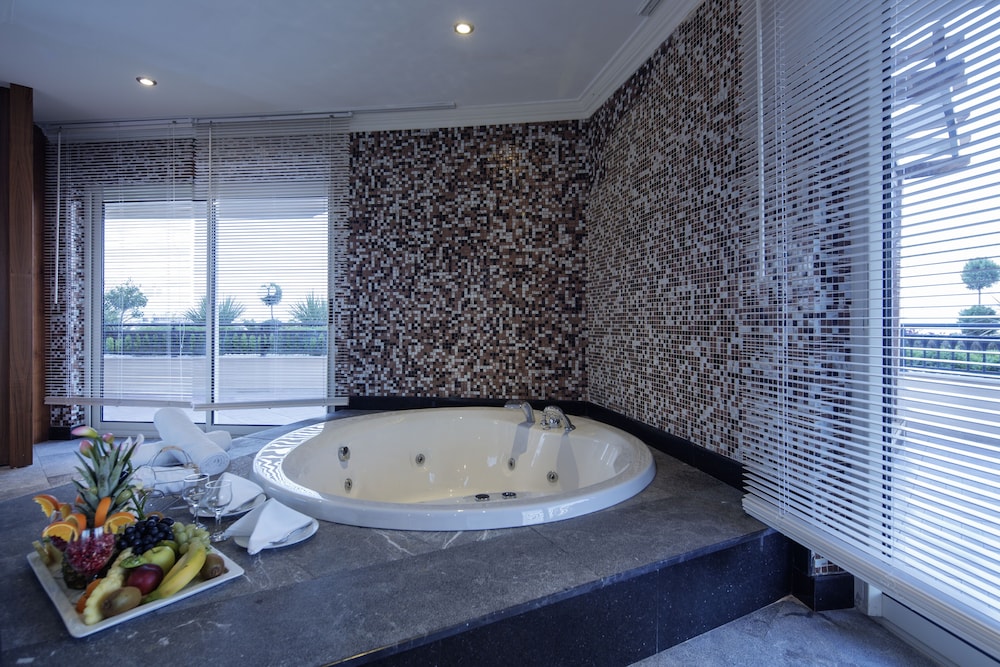 Jetted tub