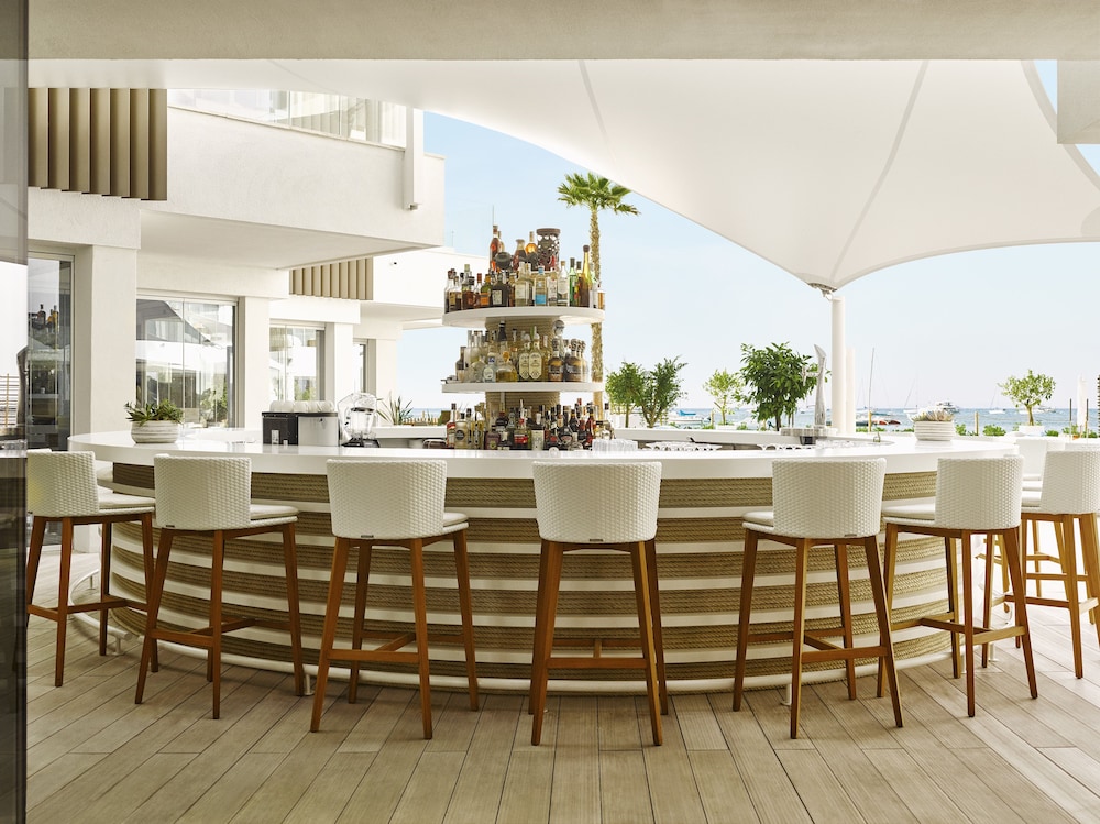 Poolside Bar