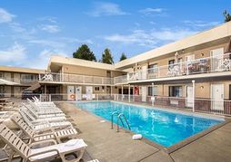 Siesta Suites Kelowna