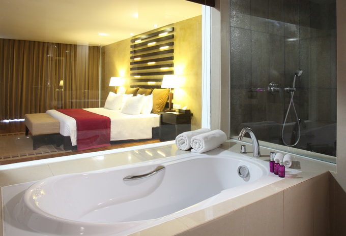Deluxe Room Bathroom