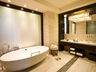 One-Bedroom Marina Grand Suite/Bathroom
