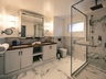 Hemingways Deluxe bathroom