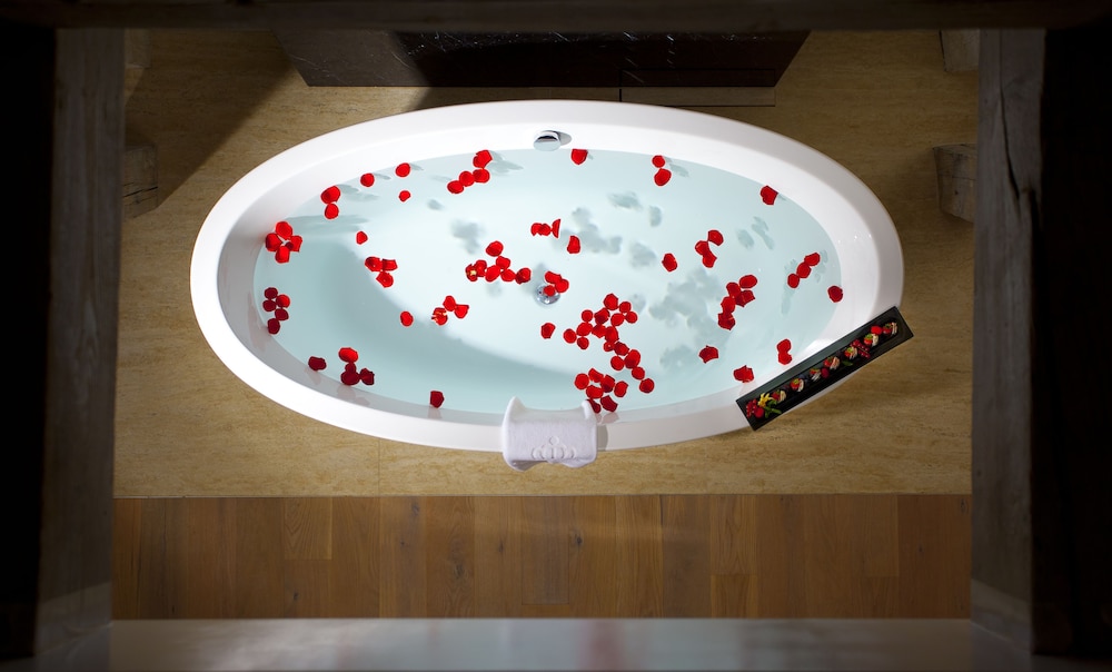 Deep Soaking Bathtub