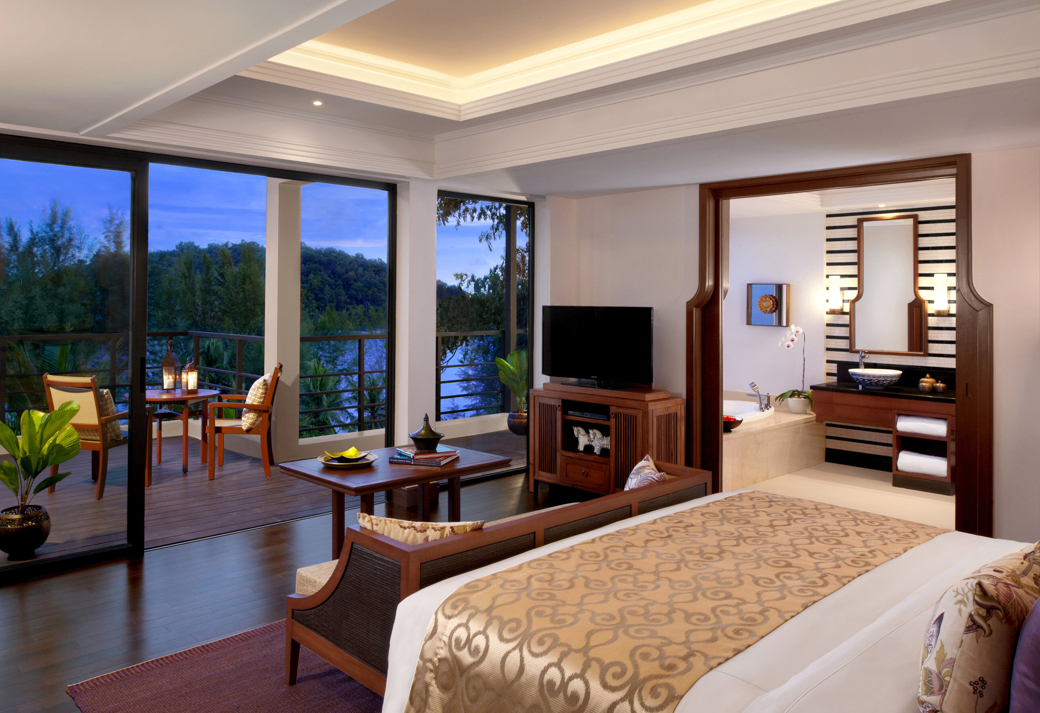 Deluxe Sea View Suite