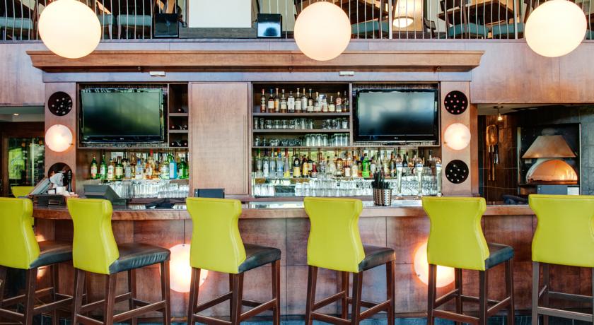 Restaurant & Bar