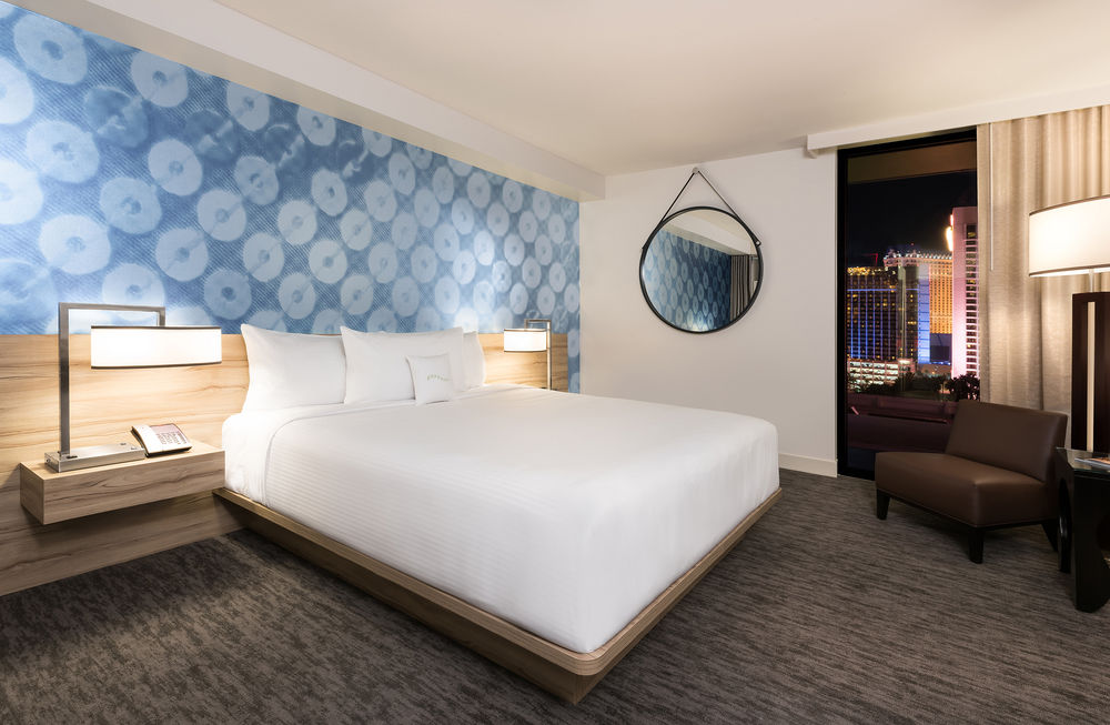  	Deluxe Room 1 King High Roller View