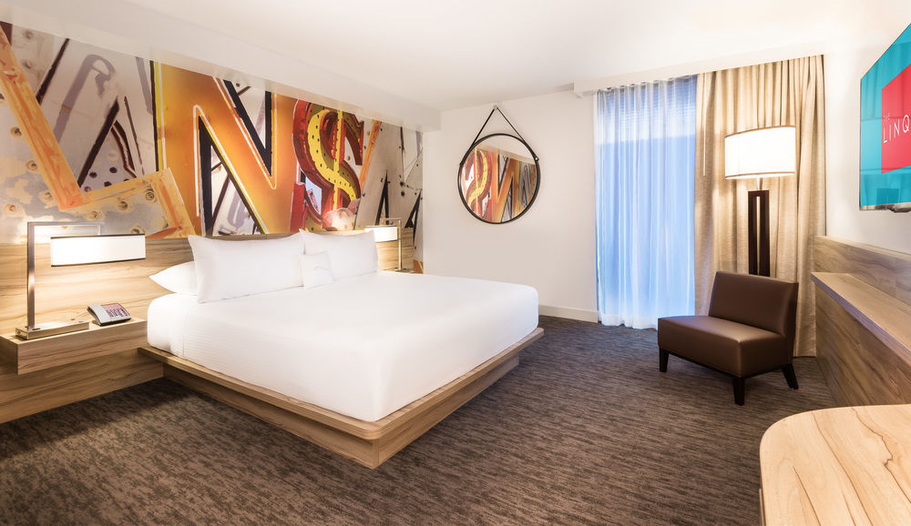 Deluxe room 1 king Smokin/Nonsmoking