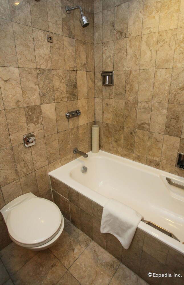 Deep Soaking Bathtub