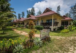 Pranee Beach Bungalows