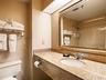  Courtyard Rooms Bathroom