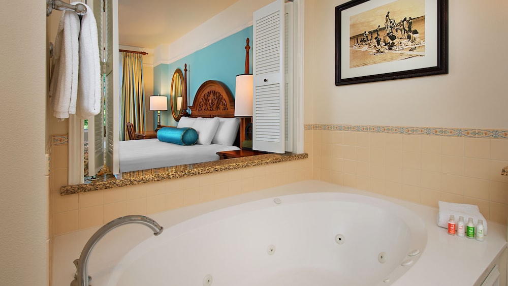 Deep Soaking Bathtub