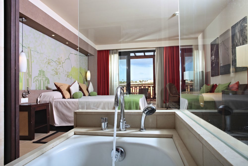 Deep Soaking Bathtub