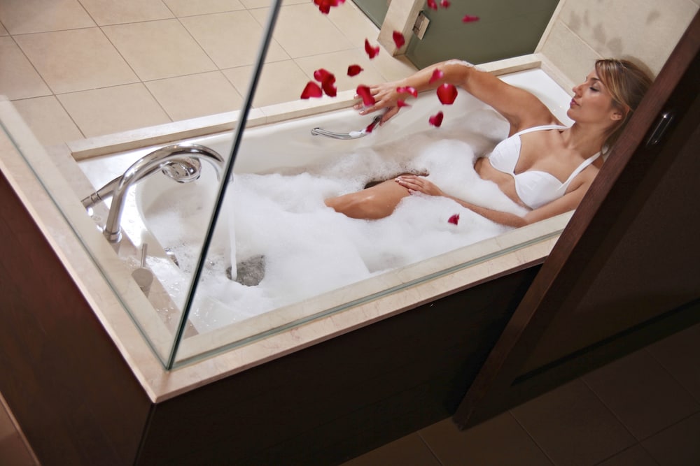 Deep Soaking Bathtub