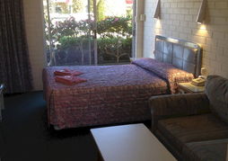 Crest Motor Inn