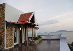 Ocean Breeze Hotel & Sky Bar