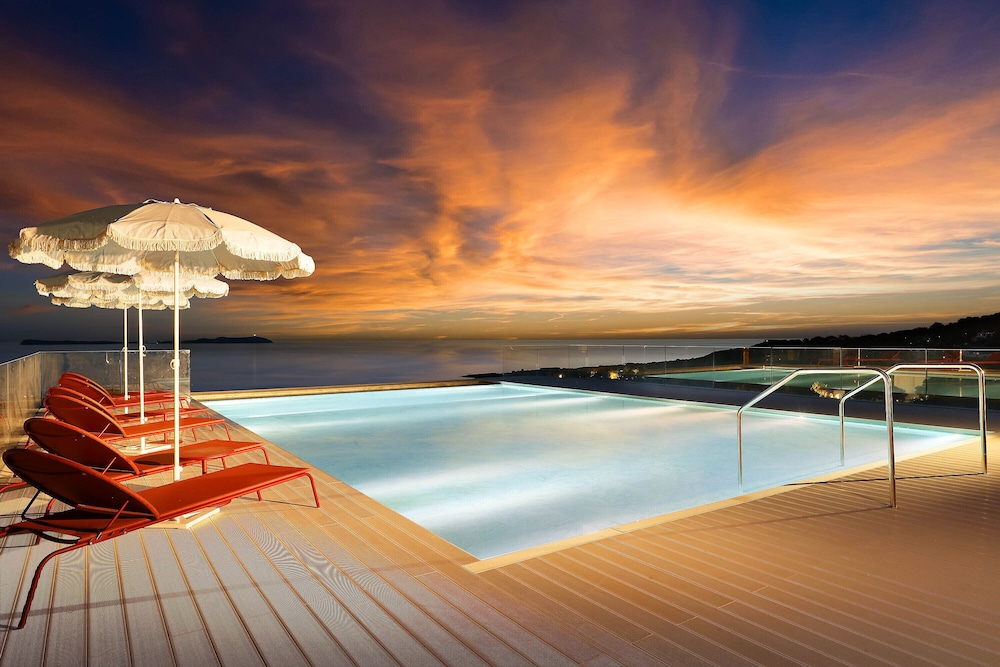 Rooftop pool