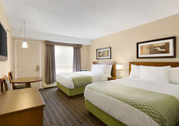 Colonial Square Inn & Suites