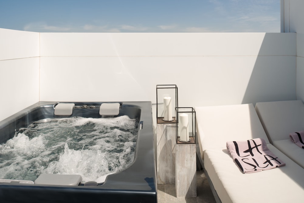 Deep Soaking Bathtub