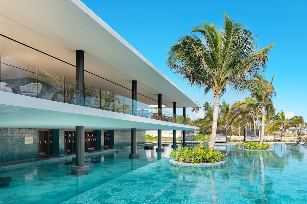 Swim-up bar