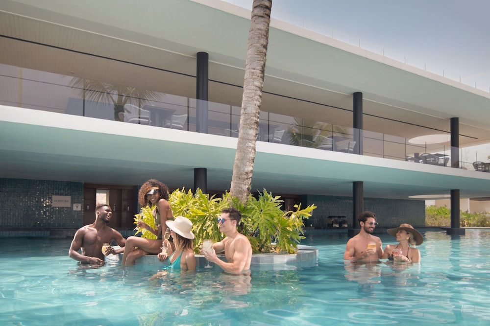 Swim-up bar