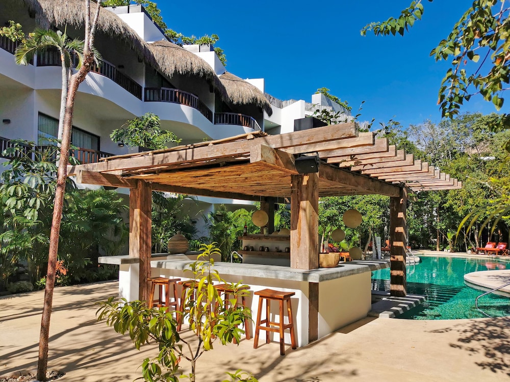 Poolside bar