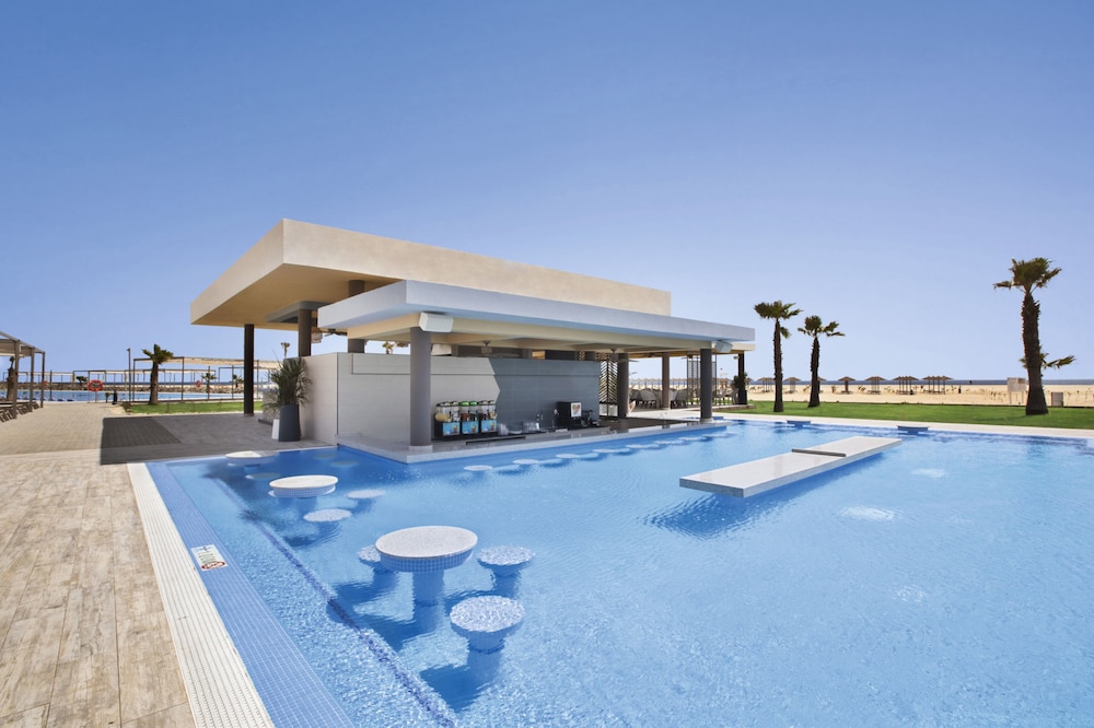 Swim-up bar