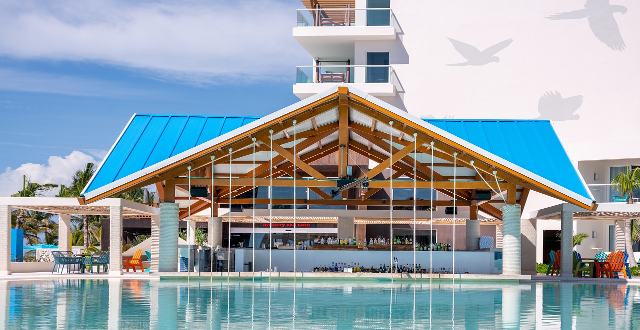 5 OClock Swim-Up Bar