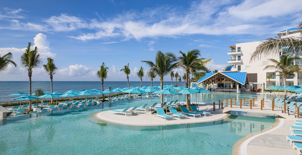 Swim-Up Pool