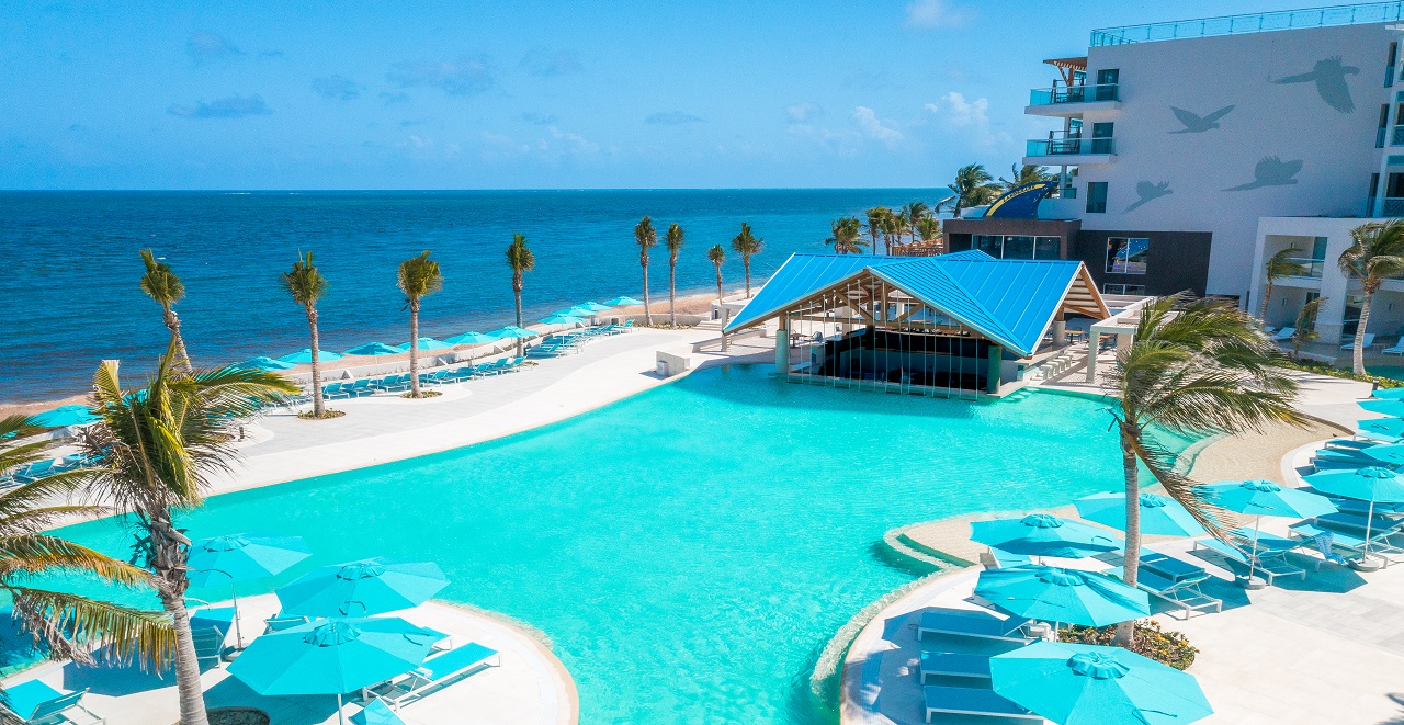 Swim-Up Pool