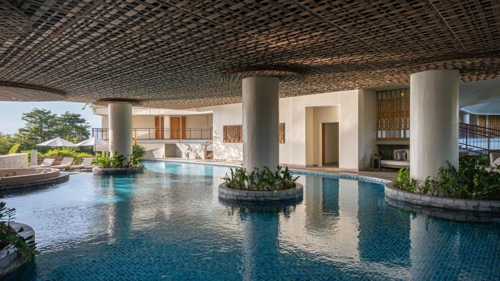 Segara Indoor-Outdoor Pool