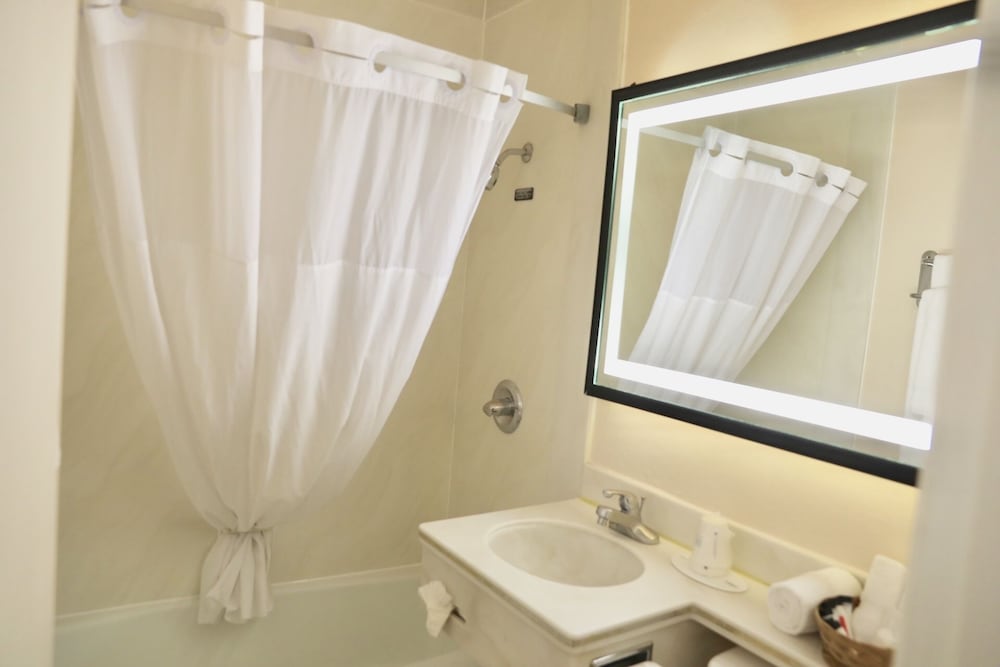 Deep Soaking Bathtub