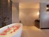 Deep Soaking Bathtub