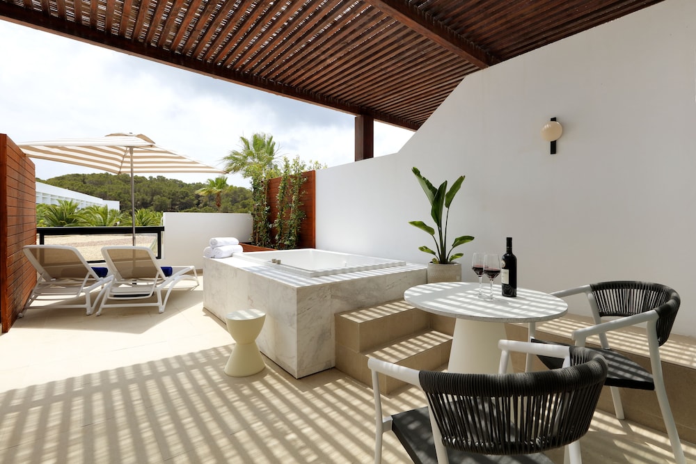 Private spa tub