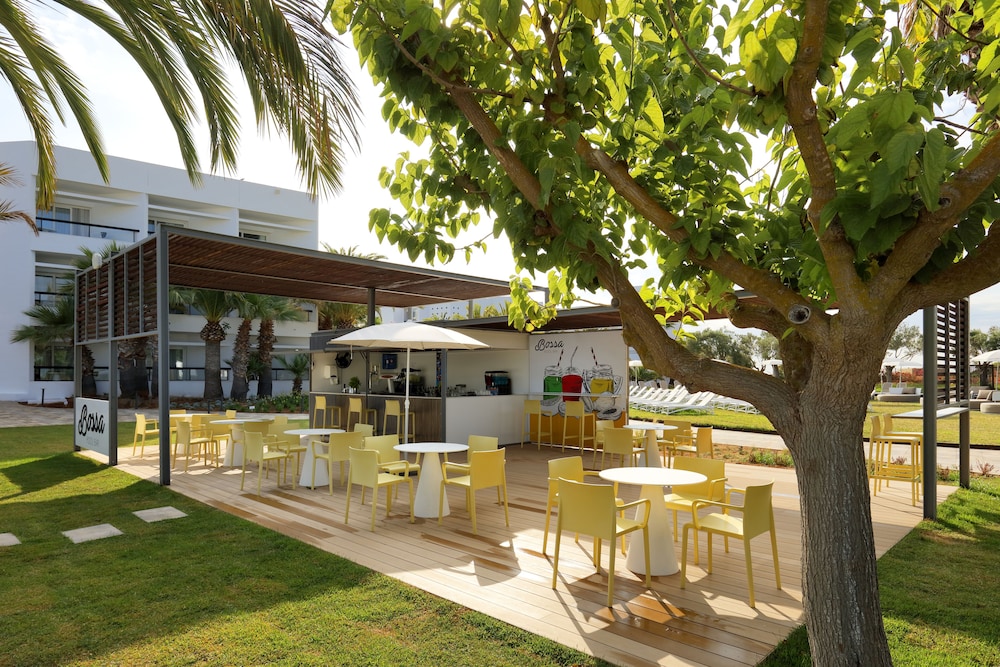Poolside bar