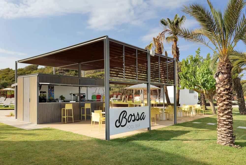 Poolside bar